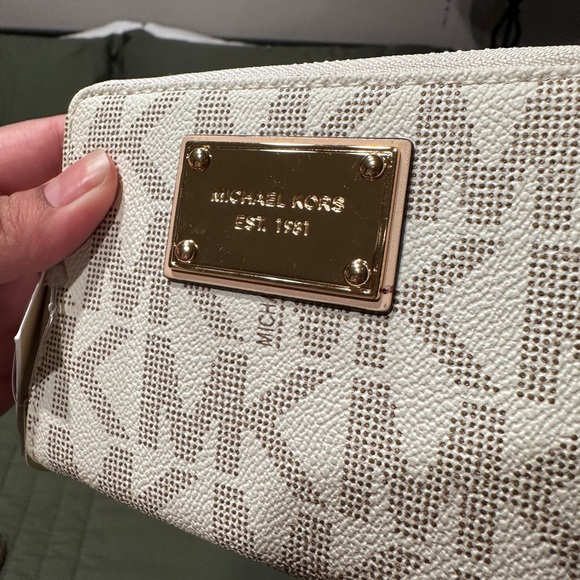 Michael Kors Jet Set vanilla md zip around wallet - Picture 5 of 5